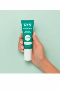 Sale Q+A Crème solaire visage équilibrante à la niacinamide SPF50