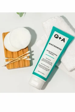 Hot Q+A Nettoyant exfoliant doux à la niacinamide
