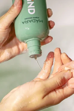 Mádara Cosmetics Shampoing doux pour toute la famille Kind