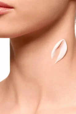 Best Clarins Soin concentré uniformisant décolleté et cou Multi-Intensive