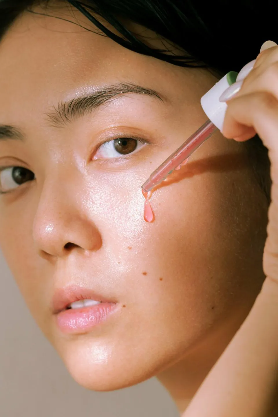 Discount Mádara Cosmetics Sérum effet peeling à l’acide hyaluronique 10% AHA Peel