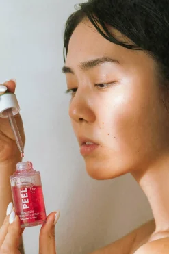 Discount Mádara Cosmetics Sérum effet peeling à l’acide hyaluronique 10% AHA Peel